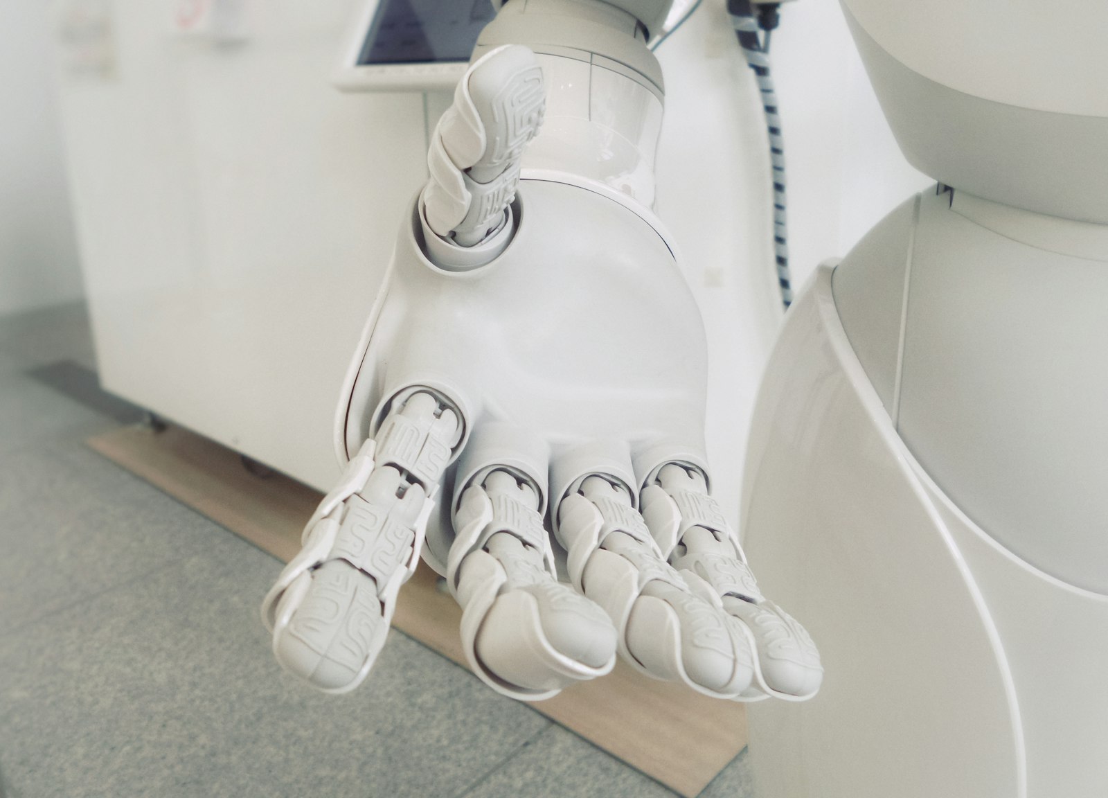 AIを想起させる白いロボットの手