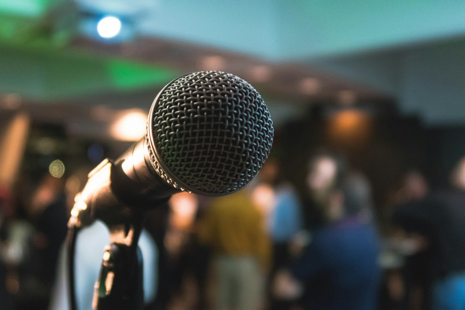 ピッチイベントの会場を想起させるステージ